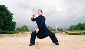 Master Doing Wudang Kungfu on the Great Wall